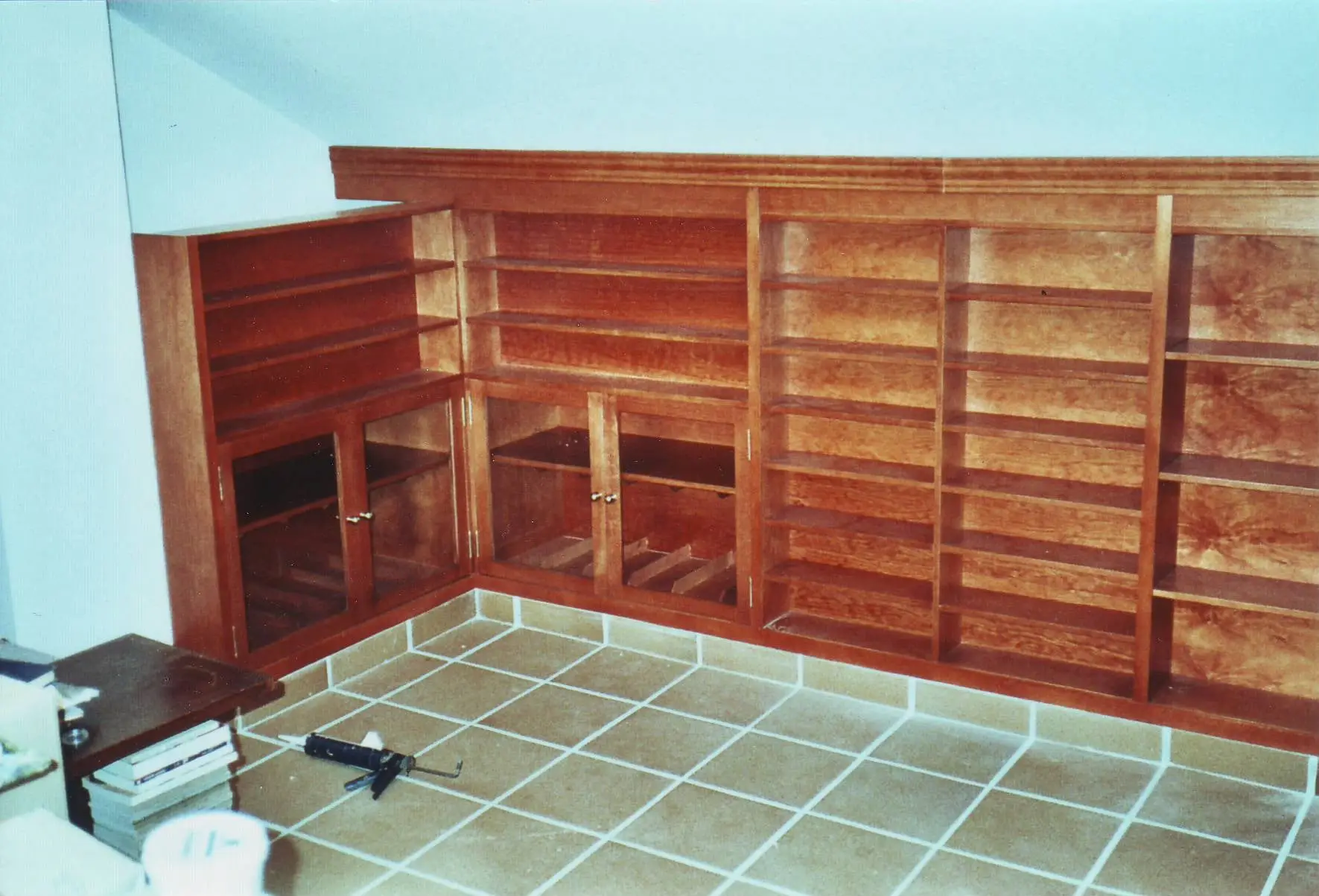 Librería de madera adaptada a la pendiente del techo de una buhardilla