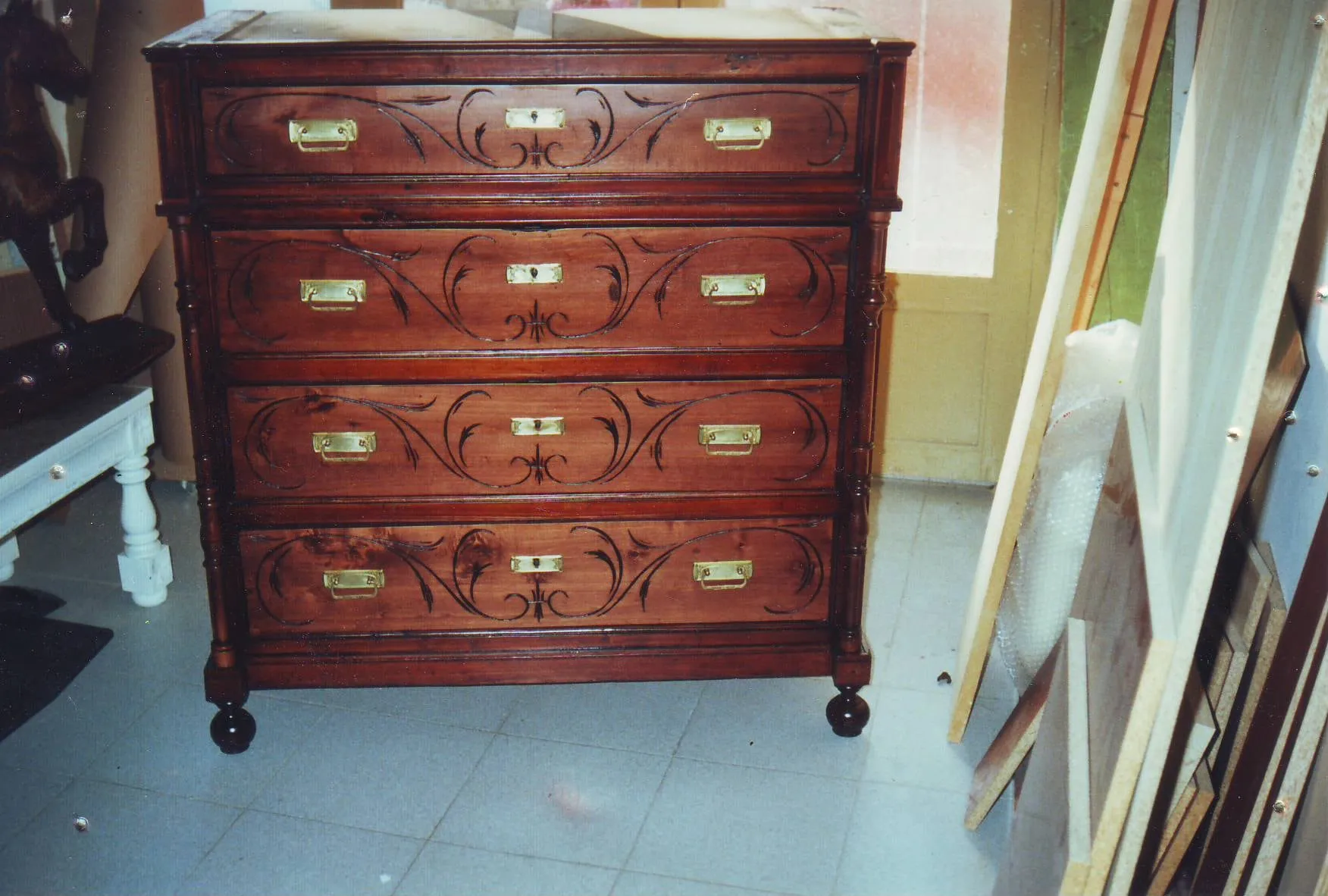 Cómoda de madera con cajones tallados, ya acabada