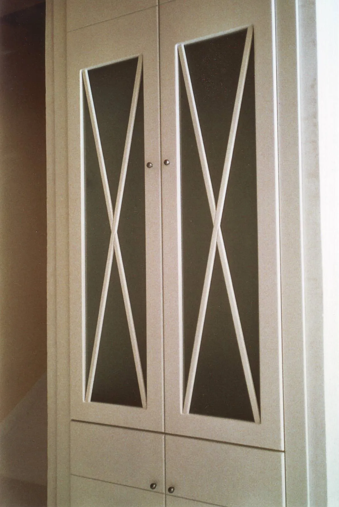 Ropero lacado con puertas de cristal y aspas