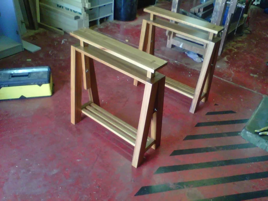 Dos caballetes de madera para una mesa de cristal