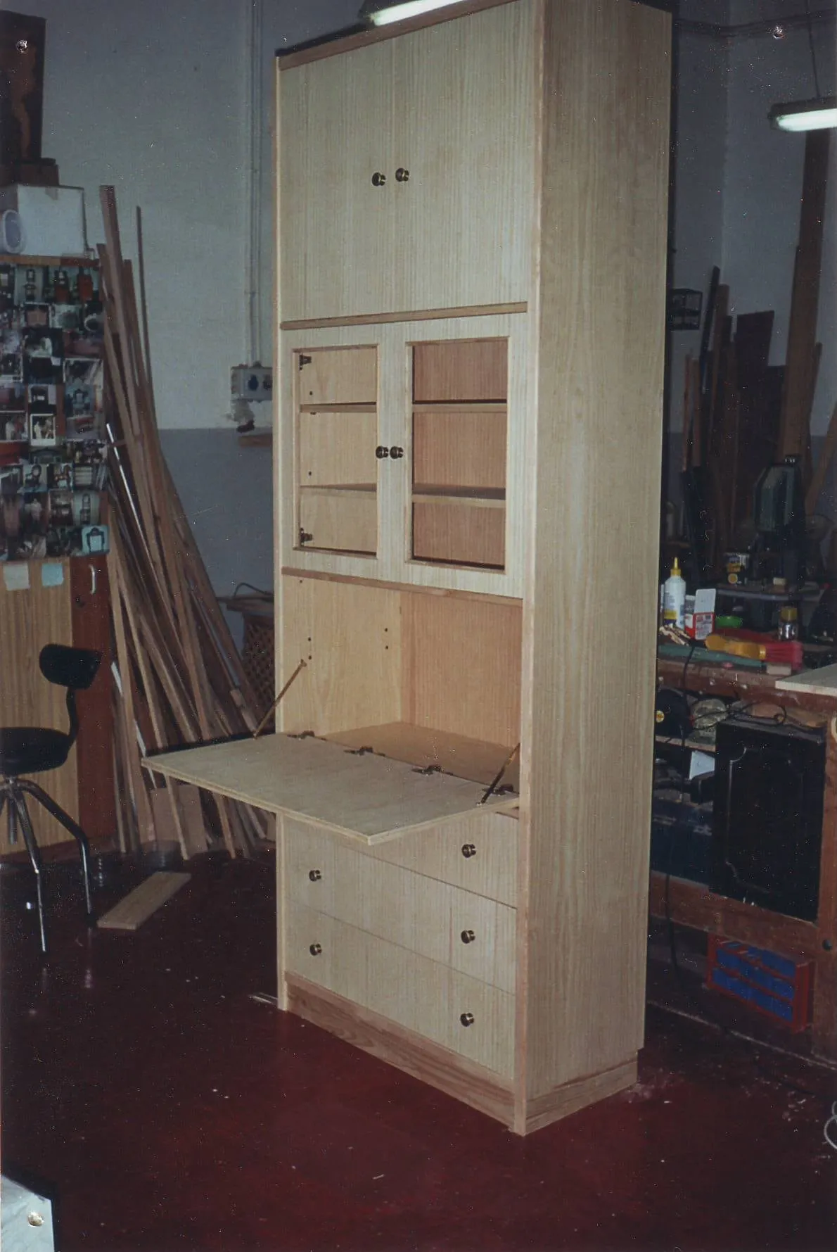Mueble alto de madera en crudo con tapa abatible, antes de barnizar