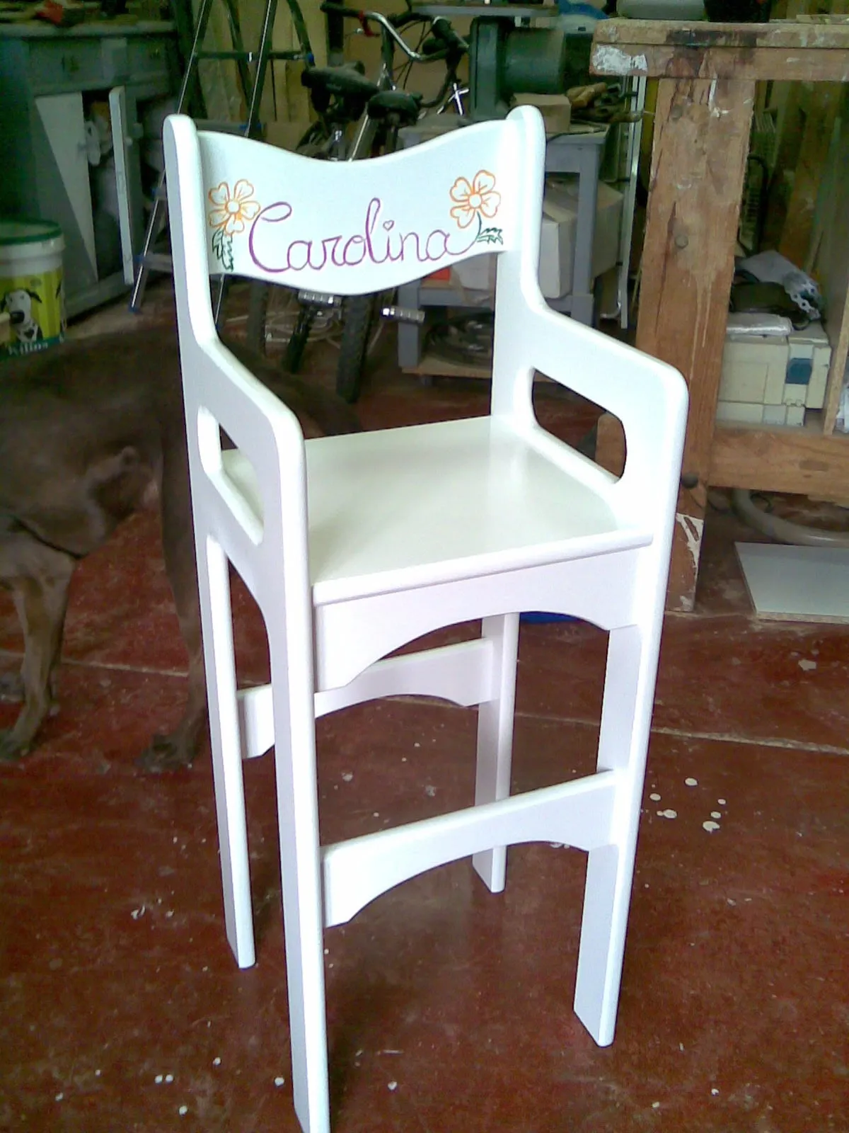 Trona infantil lacada en blanco con el respaldo personalizado