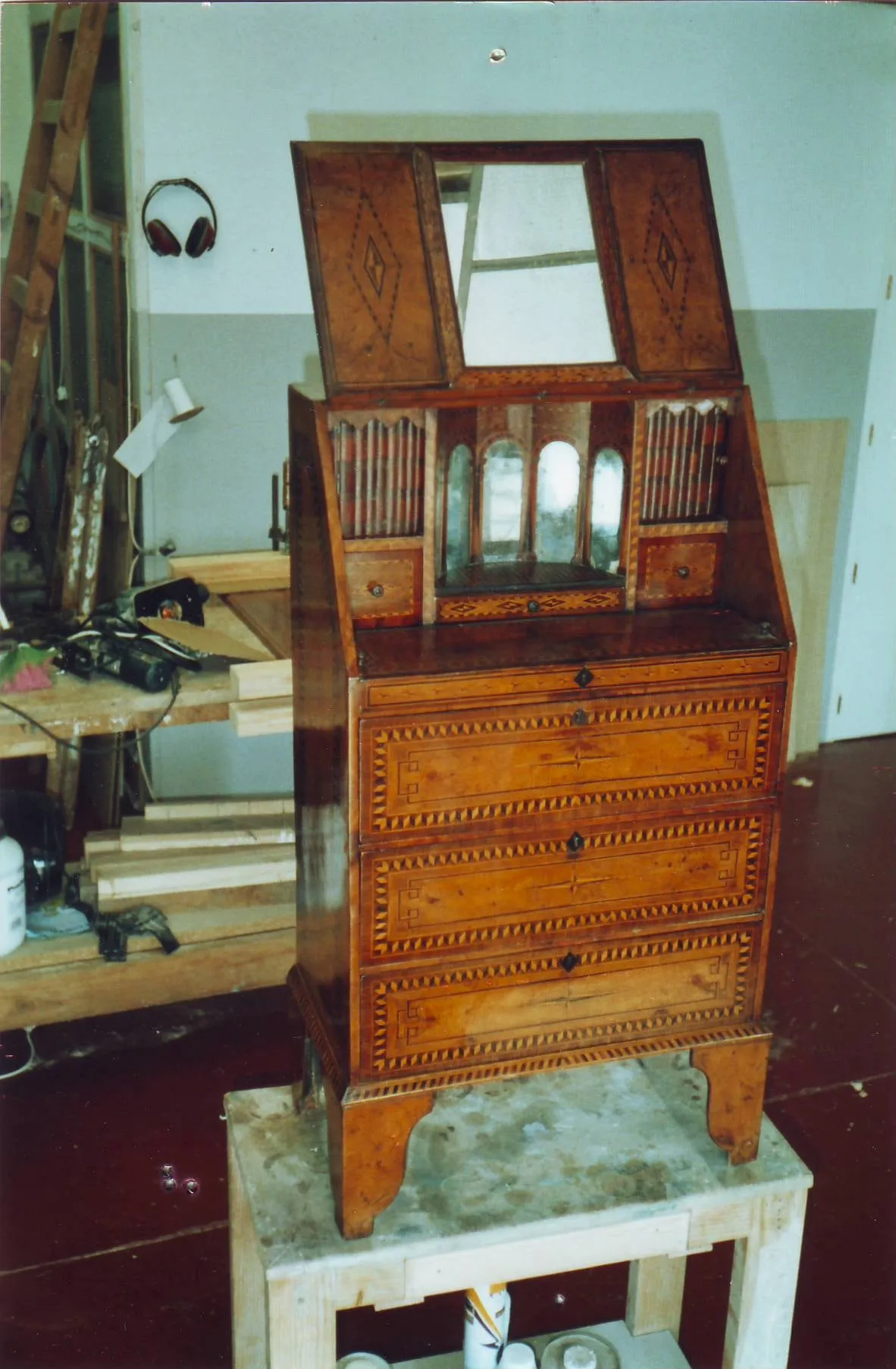 Secreter de madera con marquetería y tapa abierta
