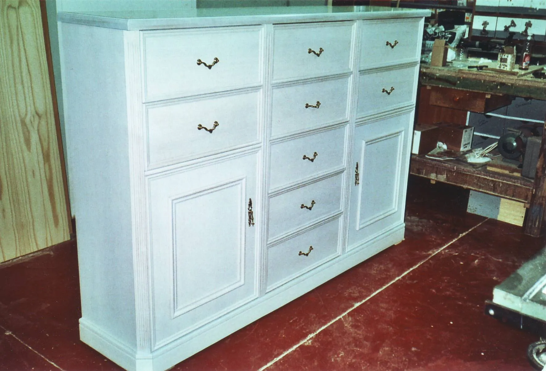 Cómoda con acabado decapé en blanco, en el taller