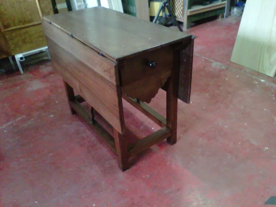 Mesa de madera restaurada, con las alas plegadas