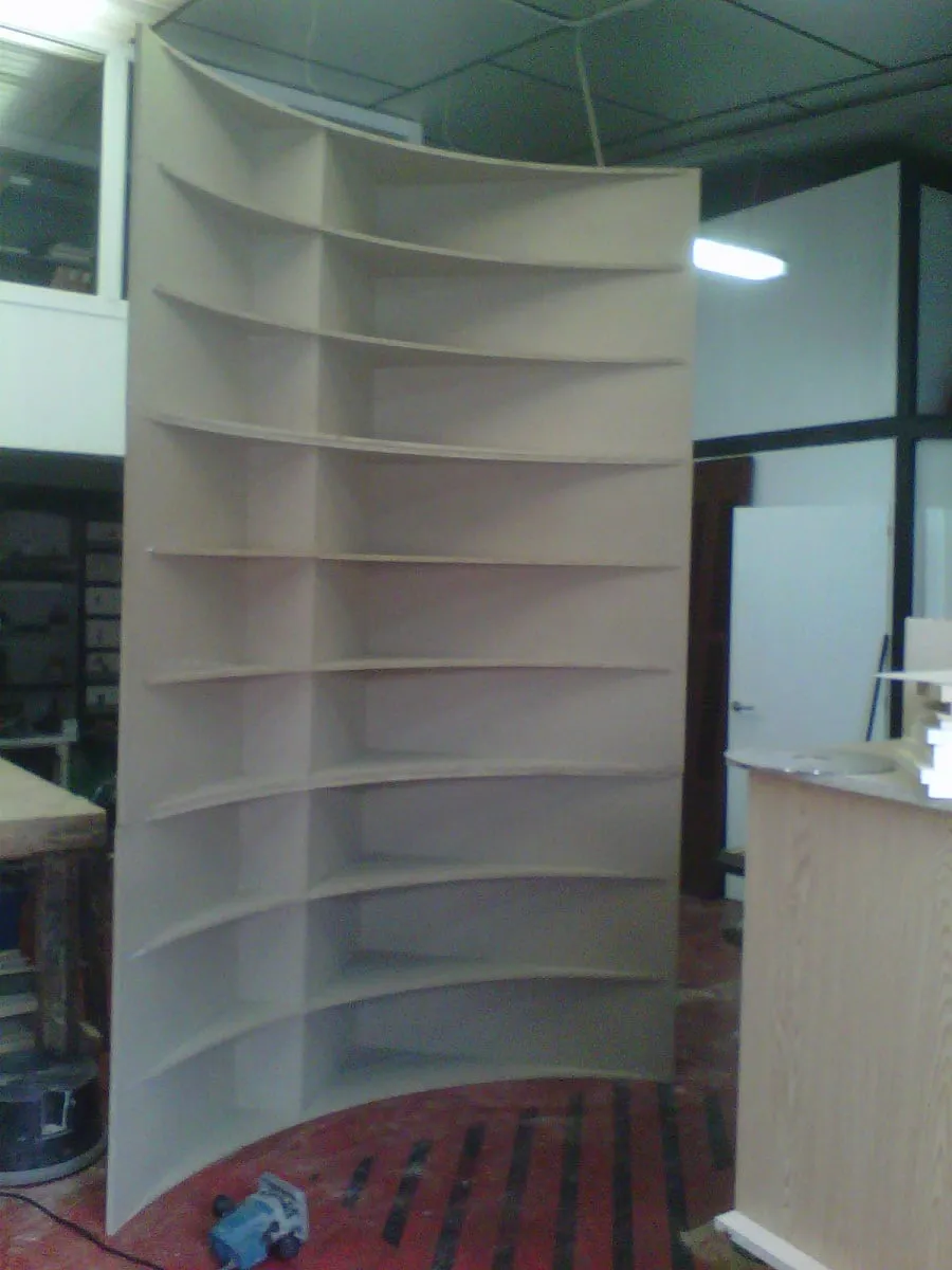 Estantería curva de gran altura, en el taller