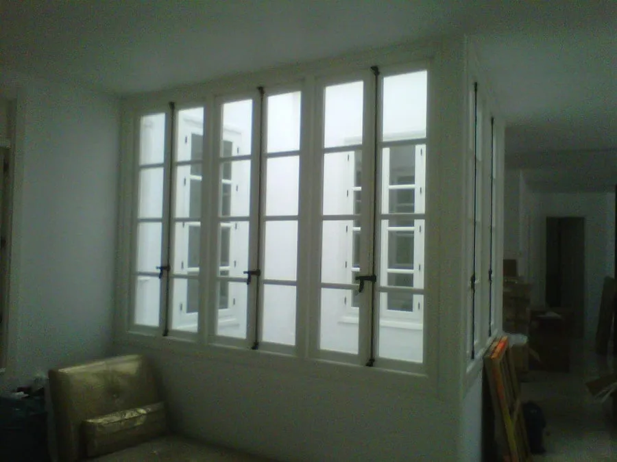 Ventanal de madera lacada en blanco con varias hojas